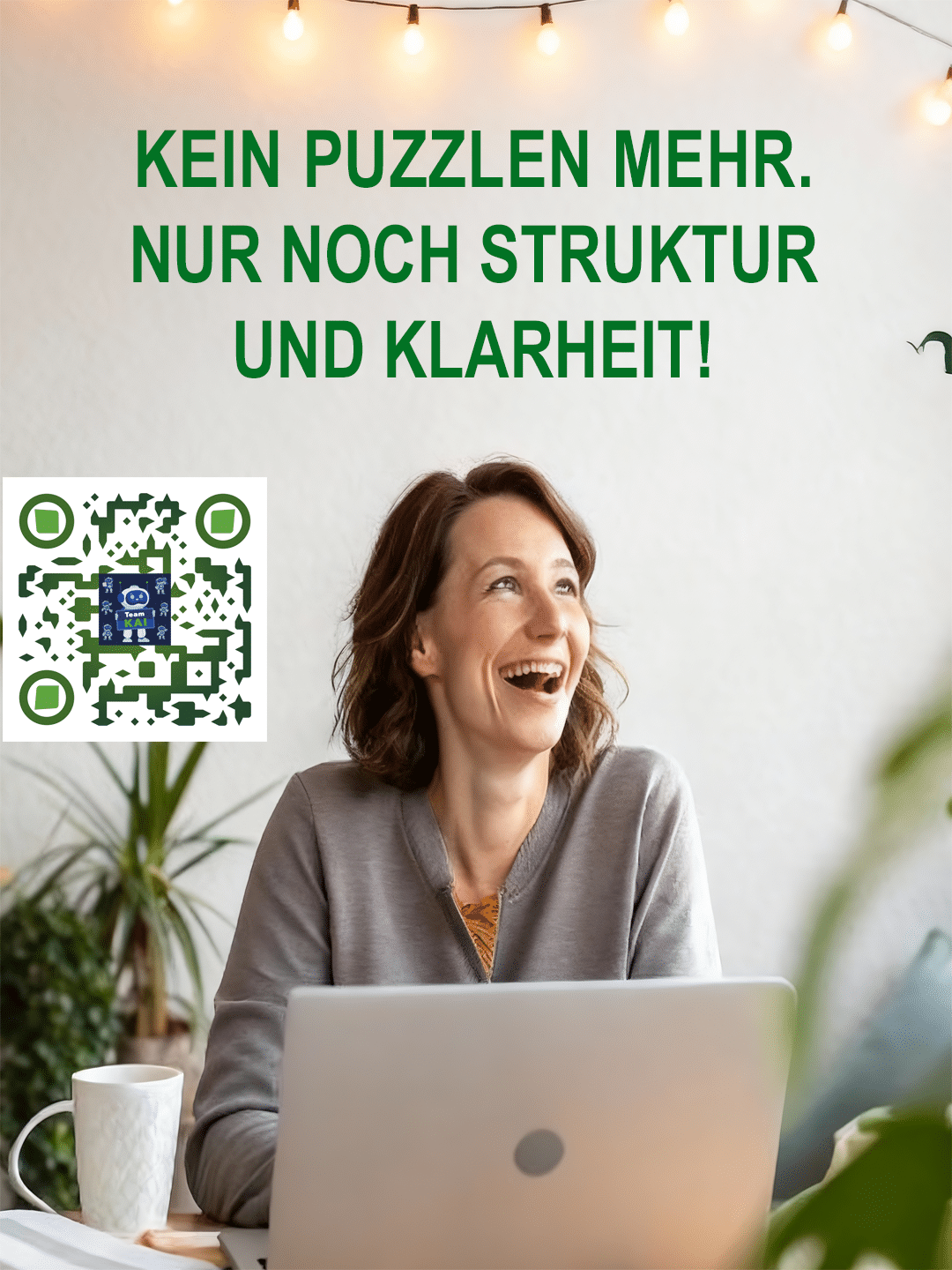 Lachende Frau arbeitet am Laptop, Deckenleuchten. Text: "Kein Puzzlen mehr. Nur noch Struktur und Klarheit!".