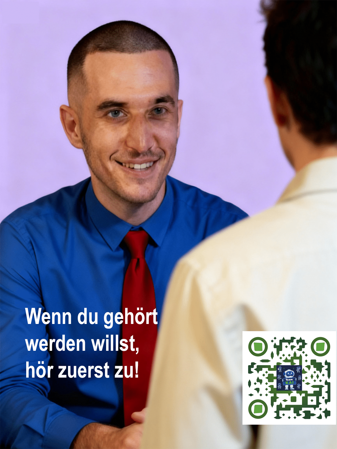 Lächelnder Mann im Gespräch, Text: "Wenn du gehört werden willst, hör zuerst zu!".